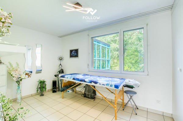 Panoramablick über den Bielersee: Modernisierte Attika-Traumwohnung in Twann 13