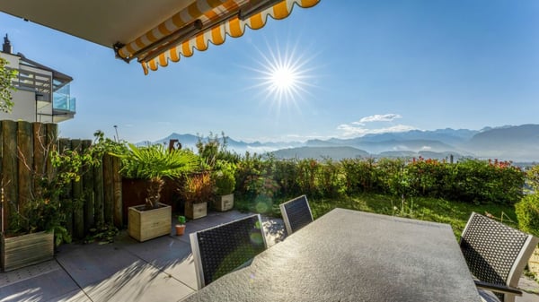 Traumhafte Panorama -und Seesicht mit eigenem Gartenanteil! 1