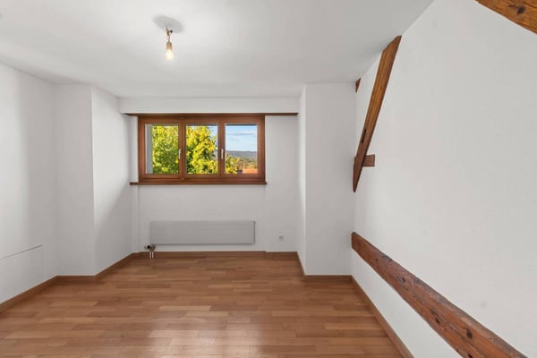 Maisonettewohnung mit Cheminée, Gartensitzplatz und 2 Aussenparkplätzen! 12