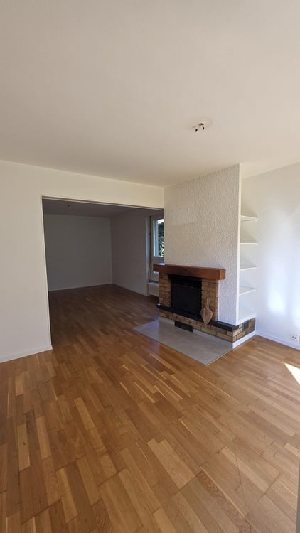 BEAU LOGEMENT AVEC CHEMINEE ET BALCON 6