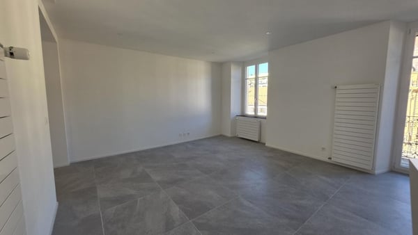 1 PIÈCES DE STANDING COMPLÈTEMENT RÉNOVÉ 4