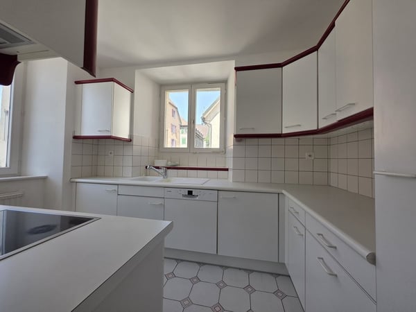 SPACIEUX 1 PIECES DE 130 M2 1