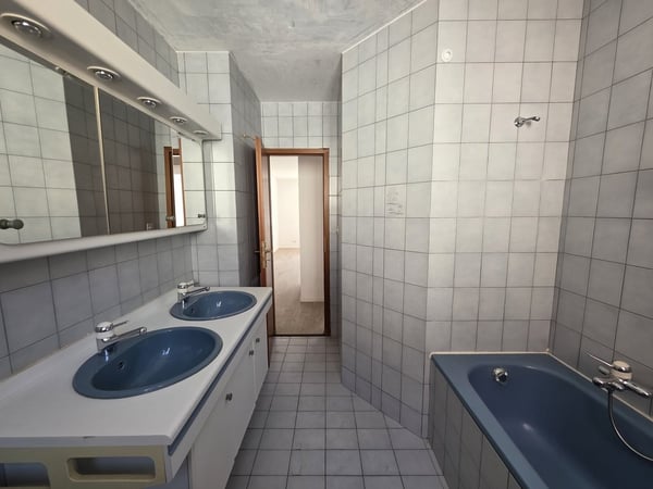 SPACIEUX 1 PIECES DE 130 M2 3
