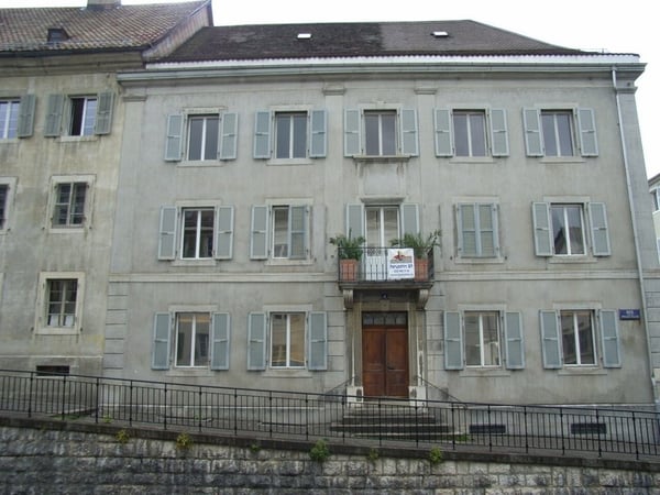 LOCAL A LOUER AU REZ 3