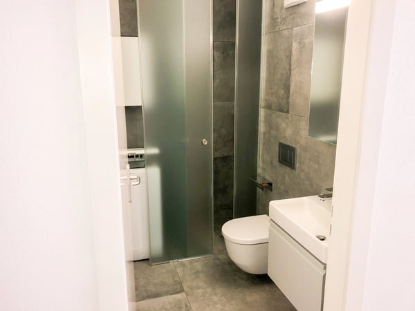Joli appartement de 2,5 pièces situé proche du centre-ville et des commodités. 8
