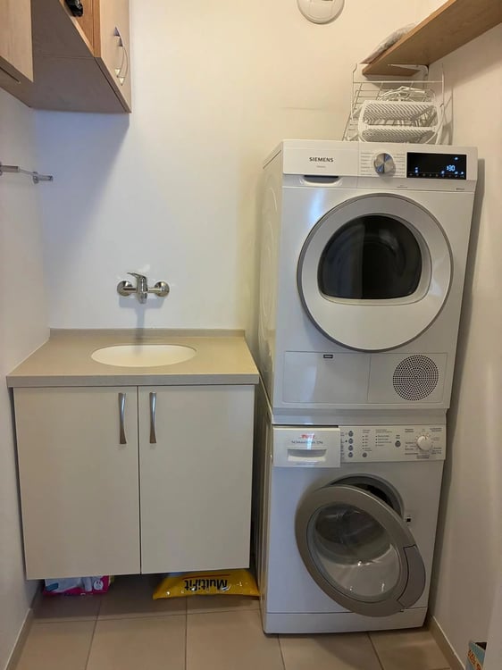 À louer : très bel appartement avec jardin privatif. Bail à durée déterminée de deux années. 7