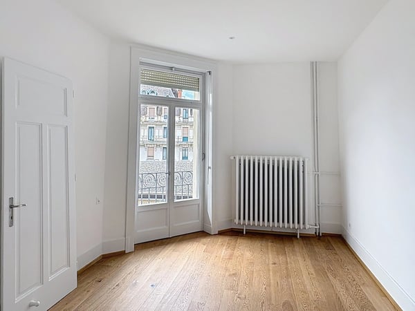 Spacieux et lumineux appartement entièrement rénové de 4,5 pièces au centre-ville. 5