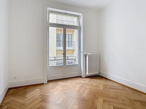 Spacieux et lumineux appartement entièrement rénové de 4,5 pièces au centre-ville. 6