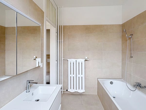 Spacieux et lumineux appartement entièrement rénové de 4,5 pièces au centre-ville. 7