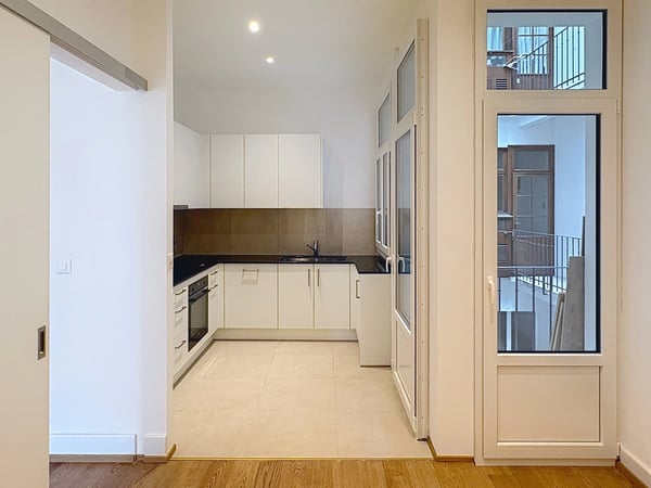 Spacieux et lumineux appartement entièrement rénové de 4,5 pièces au centre-ville. 3