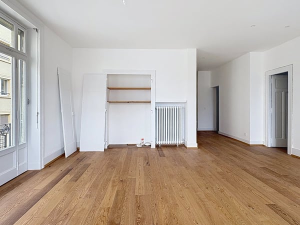 Spacieux et lumineux appartement entièrement rénové de 4,5 pièces au centre-ville. 2