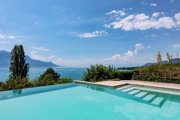 Propriété de Maître de 2 pièces avec piscine extérieure 3