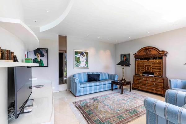 Propriété de Maître de 2 pièces avec piscine extérieure 8