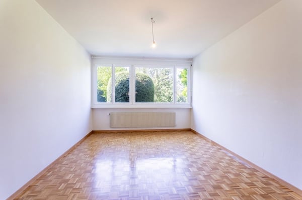 Au coeur d'un environnement verdoyant, découvrez ce spacieux 4,5 pièces avec balcon. 7