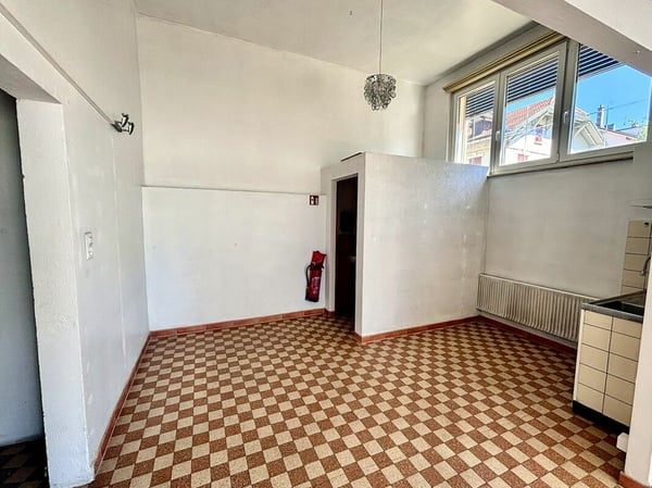 Local commercial et appartement de 2.5 pces 6