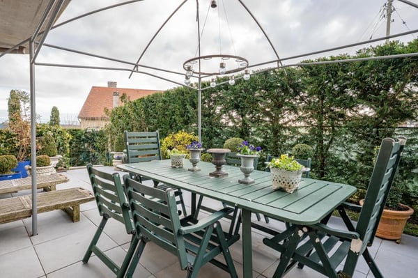 Rez de jardin avec grande terrasse, jardin et vue 4