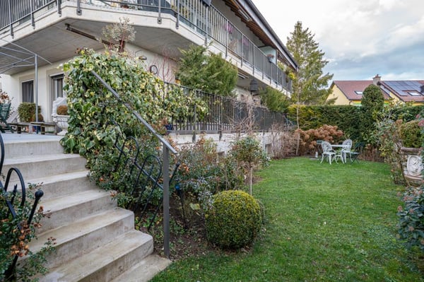 Rez de jardin avec grande terrasse, jardin et vue 3