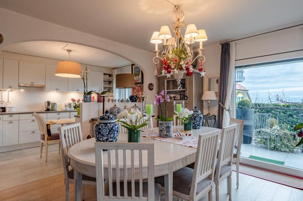 Rez de jardin avec grande terrasse, jardin et vue 2