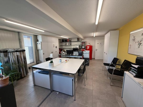Gewerbeliegenschaft mit Büros und Lagerhalle 13