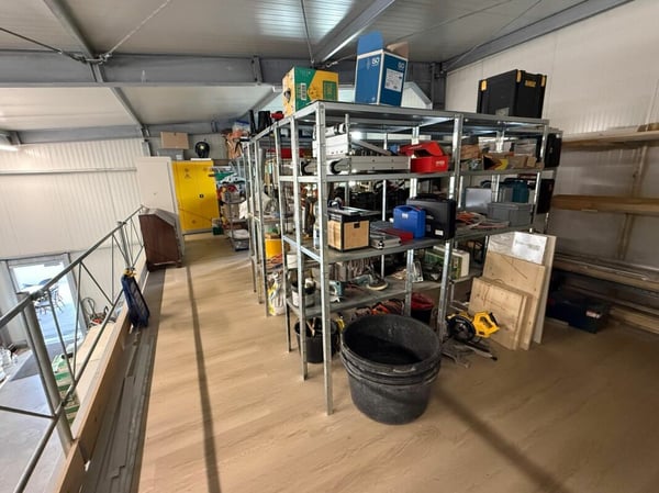 Gewerbeliegenschaft mit Büros und Lagerhalle 17
