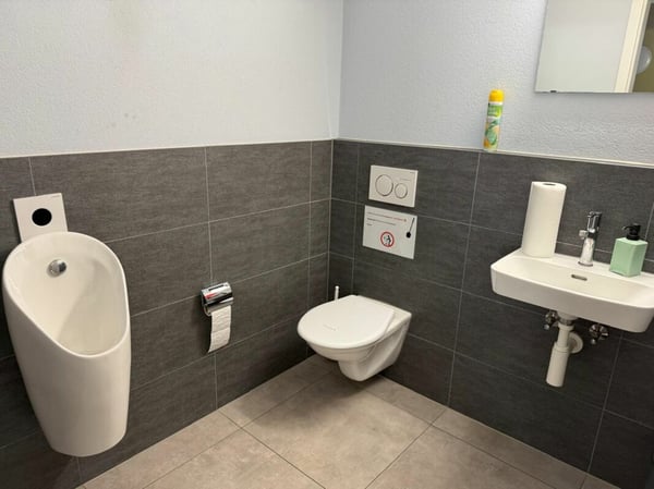 Gewerbeliegenschaft mit Büros und Lagerhalle 5