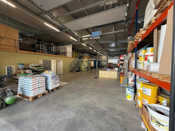 Gewerbeliegenschaft mit Büros und Lagerhalle 7