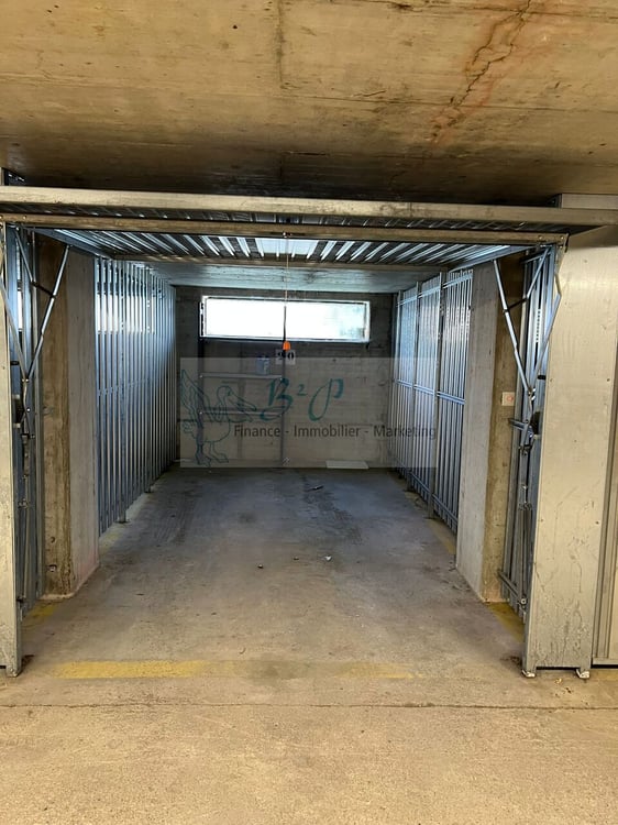 Place de parc grillagée dans un garage collectif 2