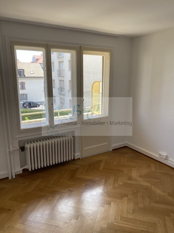Un bel appartement de 2.5 pièces avec balcon est à louer sur Peseux ! 3