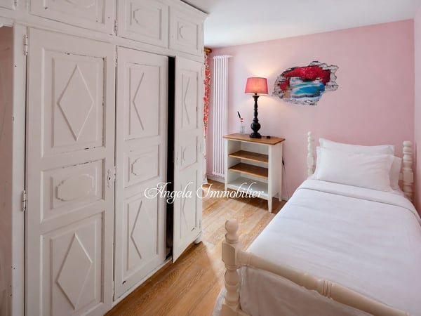Spacious 5-room apartment with stunning Alpine views in Crans-Montana 9
