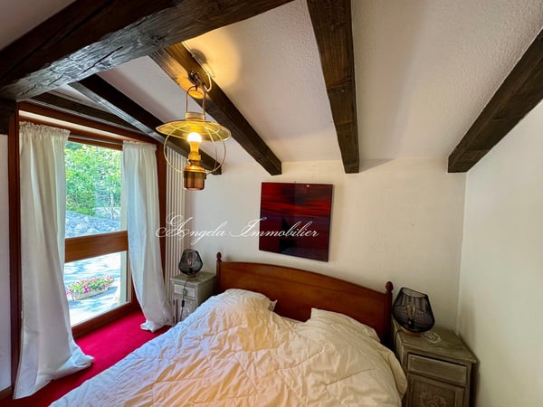 Spacious 1-room apartment with stunning Alpine views in Crans-Montana 9