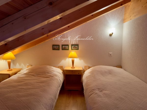 Spacious 1.5-Room Mountain Apartment with Stunning Alpine Views in Lens 14