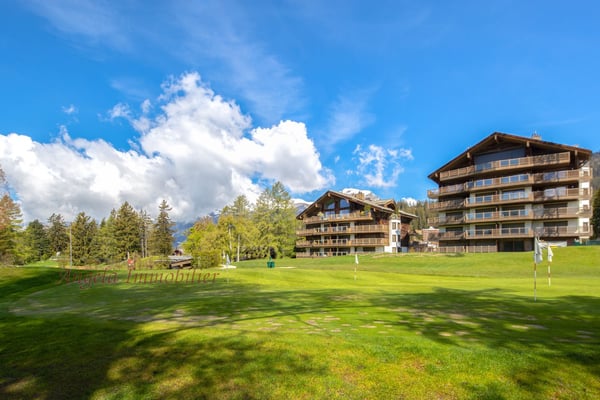 Stunning 4.5-Room Alpine Apartment with Pool & Panoramic Views in Lens 12