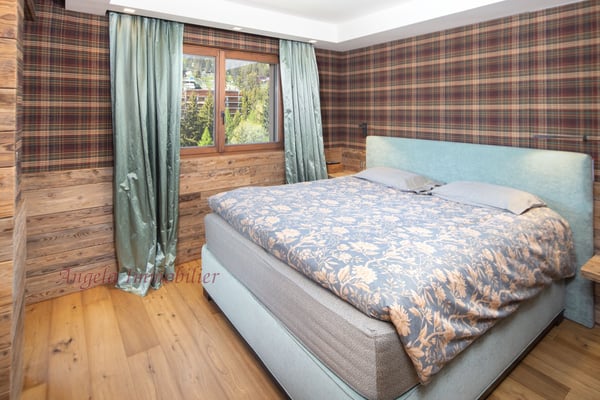 Stunning 4.5-Room Alpine Apartment with Pool & Panoramic Views in Lens 9