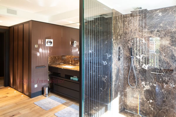 Stunning 4.5-Room Alpine Apartment with Pool & Panoramic Views in Lens 8