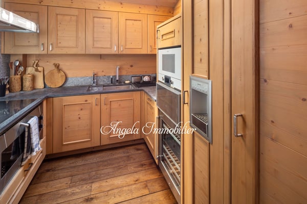 Stunning 5.5-Room Attic Apartment 11
