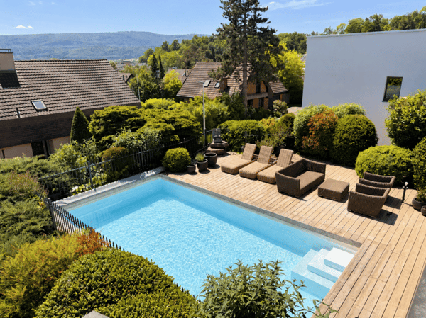 Exklusives Design-Einfamilienhaus mit Pool in Oberwil