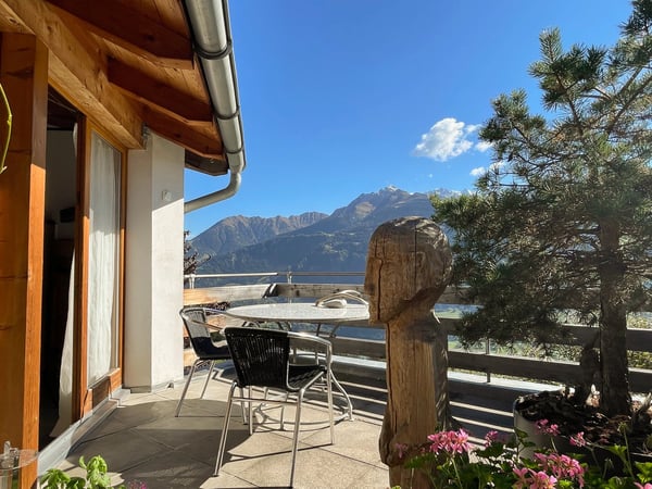 Charmantes 6.5-Zimmer-Doppeleinfamilienhaus mit Bergpanorama in Falera 23