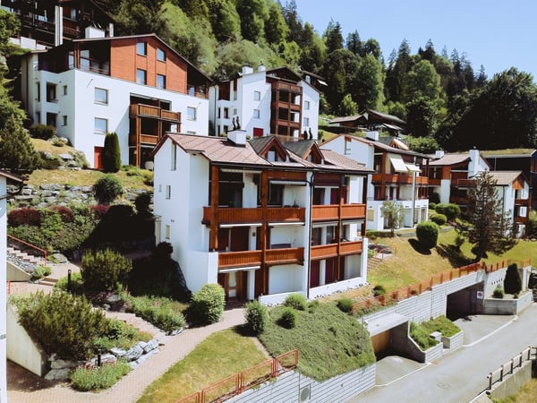 Charmante 3.5-Zimmer-Maisonette-Wohnung mit Panoramablick in Flims Dorf 1