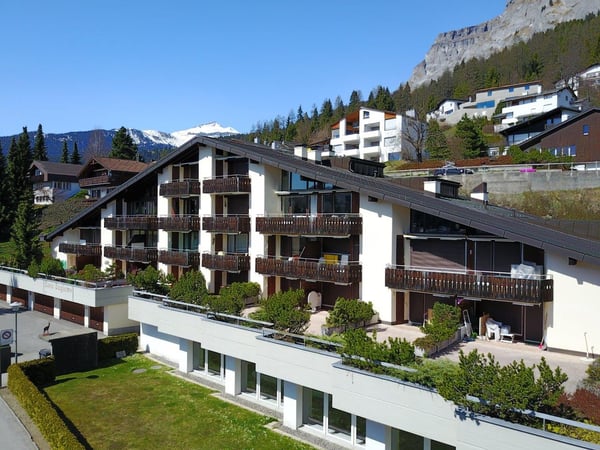 Charmante 2-Zimmer-Wohnung mit Terrasse und herrlicher Aussicht in Flims-Dorf 1