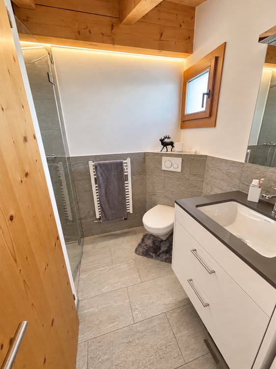 Charmante 2.5-Zimmer-Maisonette-Wohnung mit Bergpanorama in Flims-Dorf 12