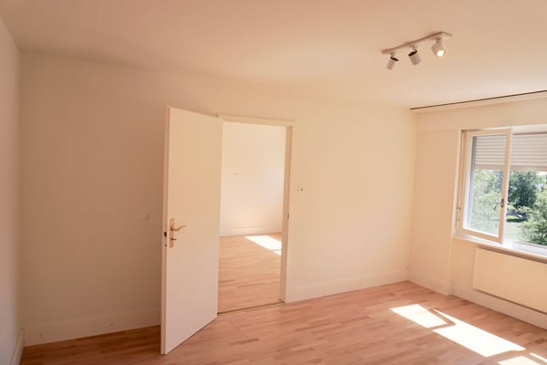 Appartement 2 pièces rénové avec vue, calme et bien situé à La Chaux-de-Fonds 7
