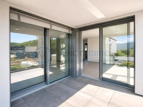 Appartement récent de 3,5 pièces avec terrasse et aperçu lac