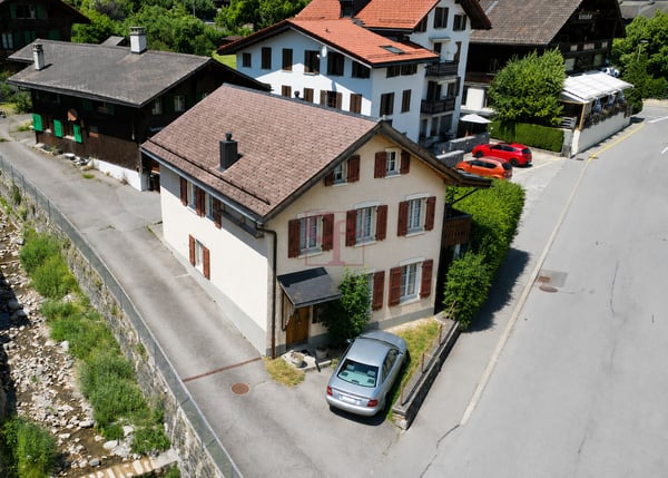 Château-d'Oex - Maison villageoise avec 2 appartements à rénover 1