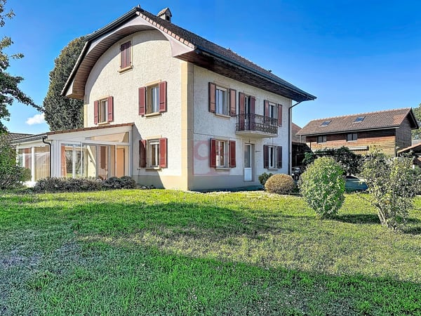 Maison familiale au coeur du village  composée de 2 appartements 1