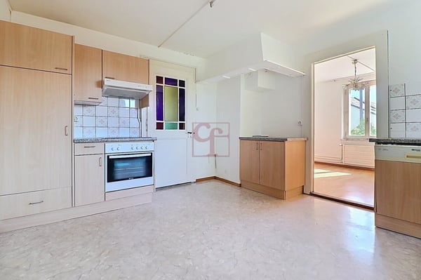 Maison familiale au coeur du village  composée de 2 appartements 8