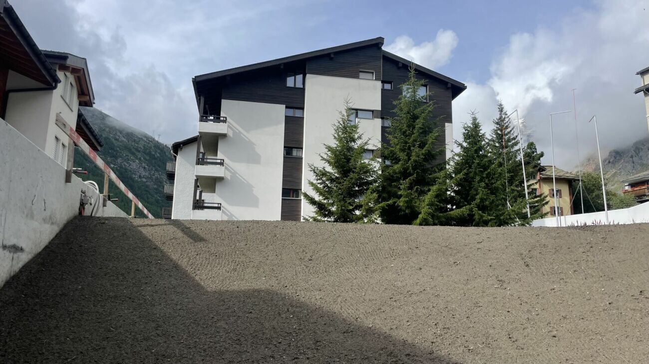 Residence du Glacier in una posizione centrale e tranquilla. T5. La vista da questo appartamento seminterrato è limitata.