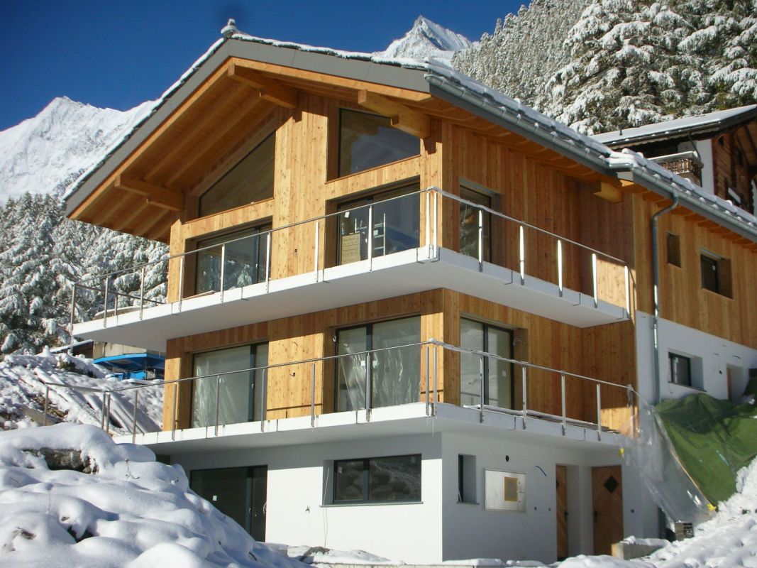 New 2.5-room apartment in one of the oldest hamlets, Hohnegg, above Saas-Fee. Sporty access from the village center, Lomatte, or Wildi. Can be reached by e-bike all year round.