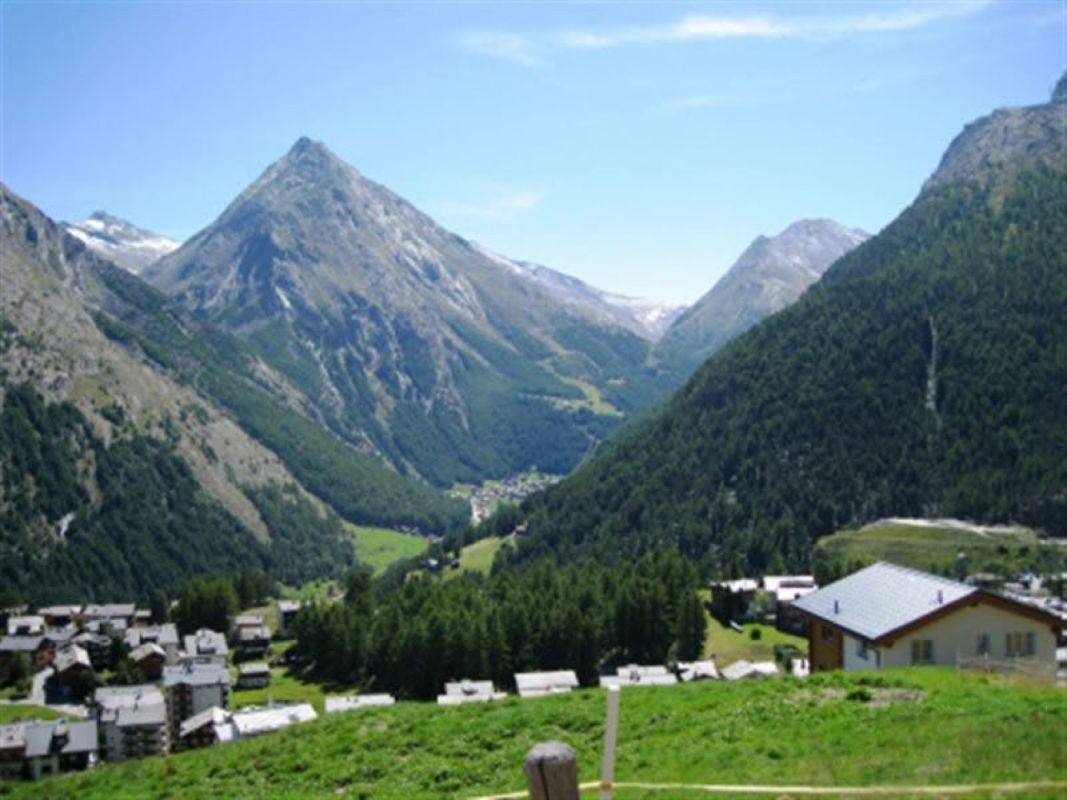 New 2.5-room apartment in one of the oldest hamlets, Hohnegg, above Saas-Fee. Sporty access from the village center, Lomatte, or Wildi. Can be reached by e-bike all year round.