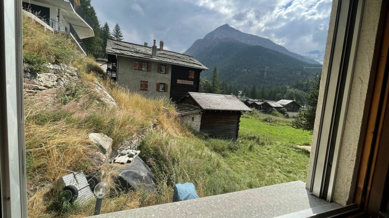 Zen Lauinen Saas-Grund mit dem E-Skibus ohne Umsteigen zum Alpinexpress mit freier Aussicht auf die Mischabelgruppe.