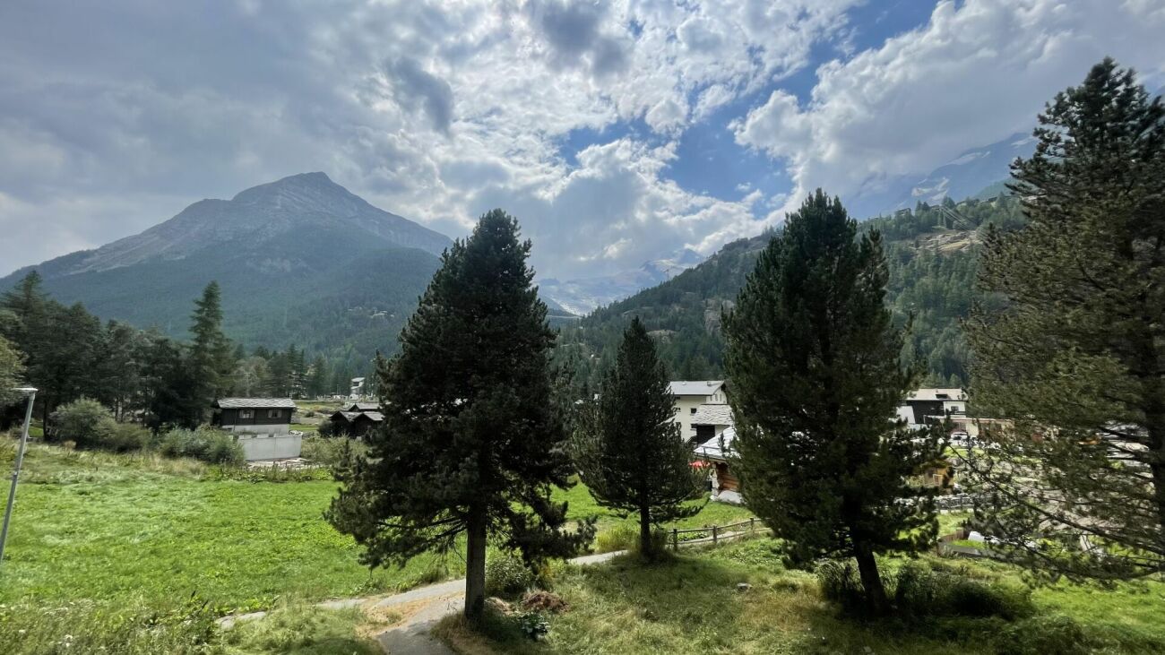 Zen Lauinen Saas-Grund mit dem E-Skibus ohne Umsteigen zum Alpinexpress mit freier Aussicht auf die Mischabelgruppe.